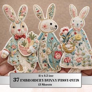 Pode incluir: Três recortes de coelhos bordados com desenhos florais e estampados. Os coelhos são em cores pastel, um segurando uma cesta de vegetais e outro um buquê de flores. O texto na imagem diz "37 EMBROIDERY BUNNY FUSSY CUTS".