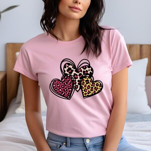 T-shirt met hartjes en luipaardprint: chic T-shirt met dierenprint