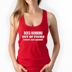 Camiseta deportiva divertida Cardio Racerback - Camiseta ajustada para gimnasio para mujer