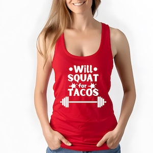 Puede incluir: Camiseta de tirantes roja con un gráfico blanco que dice "Will Squat for Tacos" con una barra de pesas debajo.