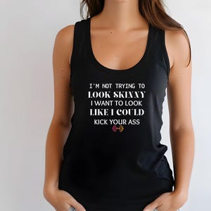 No intento parecer delgada. Camiseta sin mangas estilo racerback para mujer.