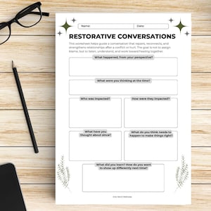 Könnte beinhalten: Ein weißes Arbeitsblatt mit dem Titel „RESTORATIVE CONVERSATIONS“ mit Aufforderungen zur Reflexion. Das Arbeitsblatt enthält Abschnitte für Perspektiven, Gedanken, Auswirkungen und Lernen. Ein schwarzer Bleistift, eine Brille und ein Telefon liegen auf einer Holzoberfläche.