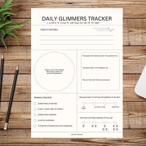 以下が含まれることがあります： 黒いテキストと線が印刷された白いDaily Glimmers Trackerワークシート。Today I Noticedセクション、感情を書き込む円、Glimmersチェックリスト、および日々の気づきや心の満たされ具合を評価するためのスケールが含まれています。