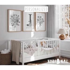 Gepersonaliseerde eerste bloemenprint set, kunst aan de muur kinderkamer, decor babykamer meisje, naambordje voor kinderkamermeisje, vintage esthetiek, meisjeskamer
