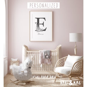 Decorazione da parete floreale iniziale per nursery personalizzata, nursery per neonata, targa con nome del bambino, regalo per festa prenascita, decorazione da parete personalizzata per nursery 11