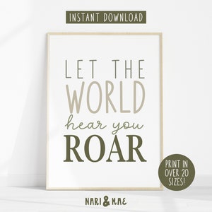 Pode incluir: Arte de parede imprimível com o texto "Let the world hear you roar" em letras verdes e bege. O texto está em uma fonte moderna e manuscrita. A impressão está disponível em mais de 20 tamanhos.