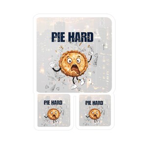 Könnte beinhalten: Ein Stickerbogen mit einer Cartoon-Kuchenfigur mit einem erschrockenen Gesichtsausdruck, erhobenen Armen und Beinen. Der Text "PIE HARD" steht über dem Kuchen. Zwei kleinere Aufkleber mit dem gleichen Design befinden sich darunter.