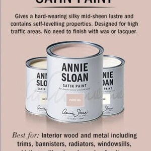 Peut inclure: Gros plan sur trois pots de peinture portant l'inscription "Annie Sloan Satin Paint". Les pots sont dans des tons de blanc, rose et gris. Le texte "Best for: Interior wood and metal including trims, bannisters, radiators, windowsills, skirting, millwork and wooden furniture." est situ&eacute; sous les pots.
