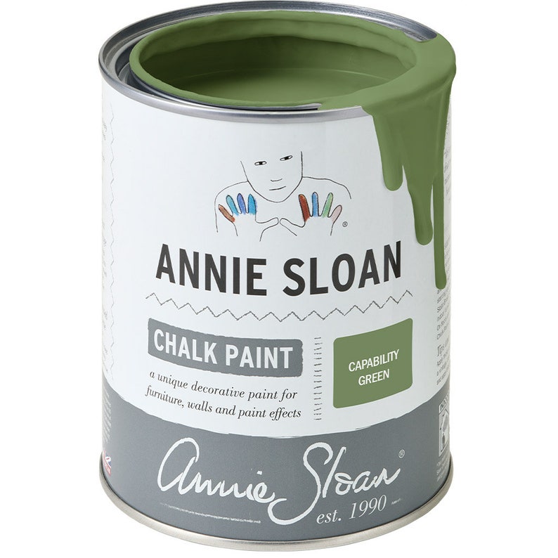 Peut inclure: Une bo&icirc;te de peinture &agrave; la craie Annie Sloan de couleur Capability Green. La peinture est une peinture d&eacute;corative unique pour les meubles, les murs et les effets de peinture. La bo&icirc;te est &eacute;tiquet&eacute;e avec le logo Annie Sloan et le texte "Chalk Paint" et "Capability Green".
