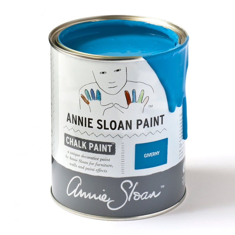 K&ouml;nnte beinhalten: Eine Dose Annie Sloan Chalk Paint in der Farbe Giverny. Die Farbe ist hellblau und die Dose hat ein wei&szlig;es Etikett mit dem Annie Sloan Logo und den Worten "Chalk Paint" und "Giverny".
