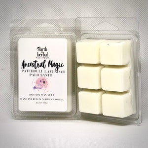 Puede incluir: Un paquete de seis cubitos de cera de soja blanca en un recipiente de plástico transparente. La etiqueta dice "earth & herbal wax company" y "Ancestral Magic Patchouli Lavendar Palo Santo". La etiqueta también dice "100% cera de soja, hecha a mano en Carolina del Norte, 3.5 oz (99 g)".