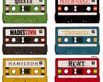 Von Broadway Musical inspirierte Kassetten Schlüsselanhänger - Wicked,Hadestown,Hamilton, Moulin Rouge!, The Outsiders, Rent