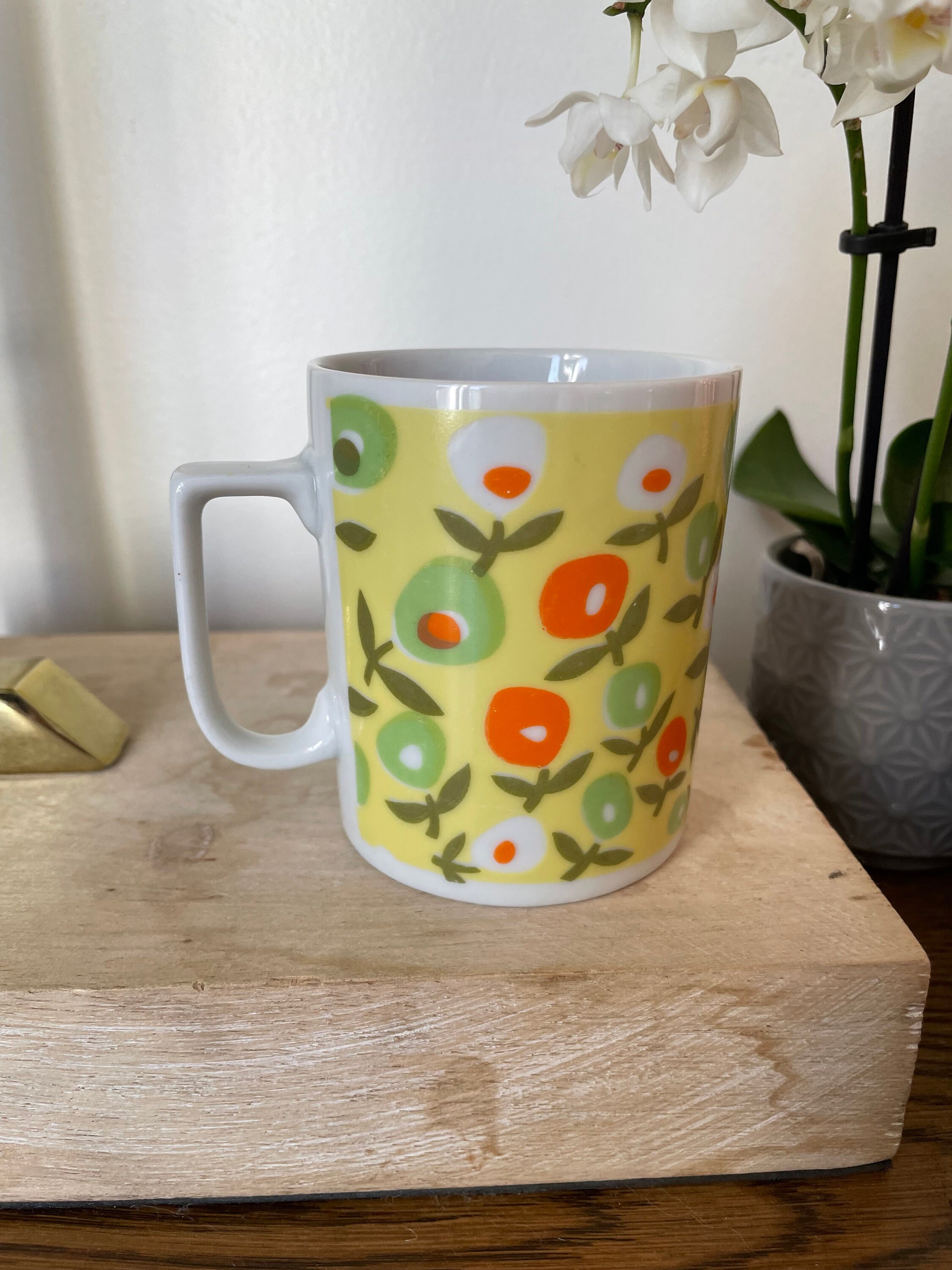 Vintage 1970s/1960s yellow floral mug