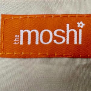 以下が含まれることがあります： オレンジ色のラベルに白い文字で「the moshi」と小さな星マークが書かれています。