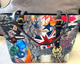 Sac Michael Kors multicolore c 45 x 25 cm 2 poignées c (2X28)56 cm Intérieur 3 tiroirs, un tiroir à fermeture éclair Utilisé quelques fois et AUCUN signe d'usure !