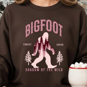 Bigfoot-tröja, rosa Bigfoot-tröja med rund hals, Sasquatch Forest-tröja, kryptid-tröja, friluftspresent till henne, mysig vintervandringströja