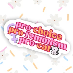 Puede incluir: Una pegatina blanca con el texto "pro-choice pro-feminism pro-cat" en letras rosa, naranja y blancas. Un símbolo femenino rosa está al lado de la palabra "pro". Un gato blanco de dibujos animados con orejas rosas y una nariz rosa está al lado de la palabra "cat".
