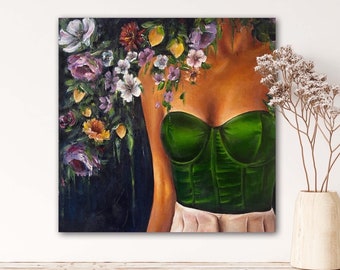 Può includere: Dipinto a olio di una figura con un corsetto verde e una gonna rosa chiaro. La spalla della figura è adornata da una composizione floreale di fiori viola, bianchi e gialli. Lo sfondo è scuro.
