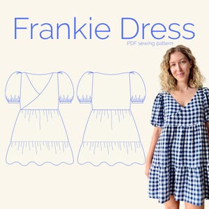Puede incluir: Un patrón de costura digital para un vestido Frankie. El patrón incluye un dibujo de línea del vestido con cuello en V, mangas abullonadas y una falda de capas. Una mujer lleva un vestido de cuadros que se parece al patrón.