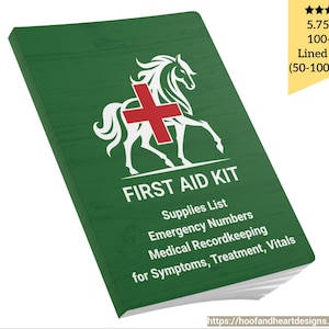Puede incluir: Cuaderno verde con un caballo blanco y una cruz roja. El cuaderno dice "First Aid Kit" y enumera "Supplies List, Emergency Numbers, Medical Recordkeeping for Symptoms, Treatment, Vitals". El cuaderno mide 5,75 pulgadas por 8 pulgadas y tiene 100-200 páginas rayadas.