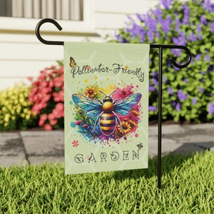 Puede incluir: Una bandera de jardín colorida con una abeja y flores. El texto en la bandera dice "Pollinator-Friendly Garden".
