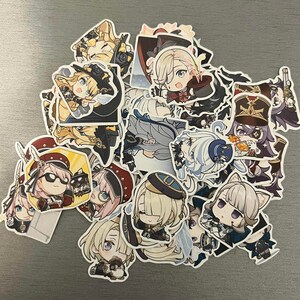 Op de afbeelding: Een verzameling kleurrijke anime-personage stickers met verschillende personages met verschillende kapsels en kleding. De stickers zijn op een grijze achtergrond.