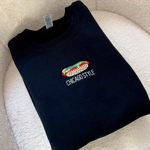 Sudadera con capucha y cuello redondo con bordado de hot dog estilo Chicago / Minimalist Chicago Apparel
