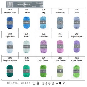 Op de afbeelding: Een kleurenkaart met garenklossen in verschillende kleuren, waaronder blauw, groen, paars en lavendel. Het garen is gelabeld met nummers en namen, zoals "Peacock Bleu", "Ocean", "Sky", "Light Bleu", "Pearl", "Lavender", "Lilac", "Light Purple", "Tropical Green", "Jade", "Golf Green", "Light Green" en "Apple Green".