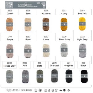 Puede incluir: Una carta de colores de ovillos de hilo en varios tonos de marrón, beige, gris, verde y negro. El hilo está etiquetado como "Durable Coral" e incluye los nombres y números de color de cada ovillo.