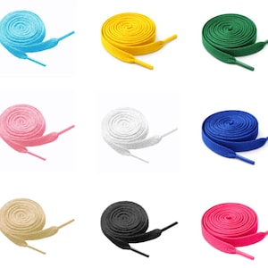 Peut inclure: Un ensemble de neuf lacets plats disposés en grille, comprenant des bobines individuelles en bleu clair, jaune, vert, rose, blanc, bleu roi, beige, noir et magenta. Chaque lacet est enroulé en forme circulaire avec des embouts en plastique.