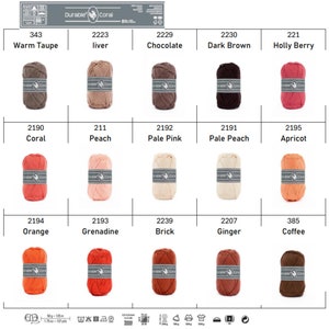 Op de afbeelding: Een kleurenkaart met garenklossen in verschillende tinten bruin, roze, oranje en rood. Het garen is gelabeld met nummers en namen, zoals "Warm Taupe", "Liver", "Chocolate", "Dark Brown", "Holly Berry", "Coral", "Peach", "Pale Pink", "Pale Peach", "Apricot", "Orange", "Grenadine", "Brick", "Ginger" en "Coffee".