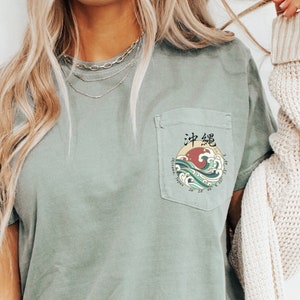 Chemise Okinawa Comfort Colors avec poche Okinawa, Japon, coordonnée avec le t-shirt soleil levant, cadeau du Japon, tshirt de vacances des vagues du Japon, cadeau le mal du pays