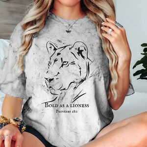 Camiseta "Audaz como una leona" de Comfort Colors, camiseta con versículo bíblico cristiano "Color Blast", camiseta "Feminidad bíblica", camiseta "Esposa", camiseta "Torá Tie-Dye".