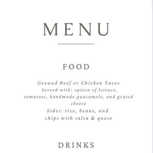 Op de afbeelding: Een huwelijksmenu met een eenvoudig, elegant ontwerp. Het menu bevat voedselkeuzes, waaronder gemalen rundvlees of kippen-tacos, en dranken, waaronder ijsthee en water. Dessertkeuzes omvatten traditionele bruidstaart met vanillepudding en aardbeienbruidstaart met vanilleglazuur en kaneelchips.