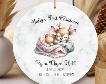 Puede incluir: Un adorno redondo de mármol blanco con una ilustración de un cervatillo durmiendo. El adorno dice "Baby's First Christmas", "Ryan Major Hall", "June 21, 2024", "8 LB 3 OZ 21 IN 12:34 PM".
