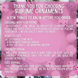 Pu&ograve; includere: Uno sfondo rosa con testo che recita "THANK YOU FOR CHOOSING SUBLIME ORNAMENTS." Ulteriore testo fornisce informazioni su ordini, confezioni regalo e spedizioni. Lo sfondo &egrave; decorato con ornamenti rosa e neri.