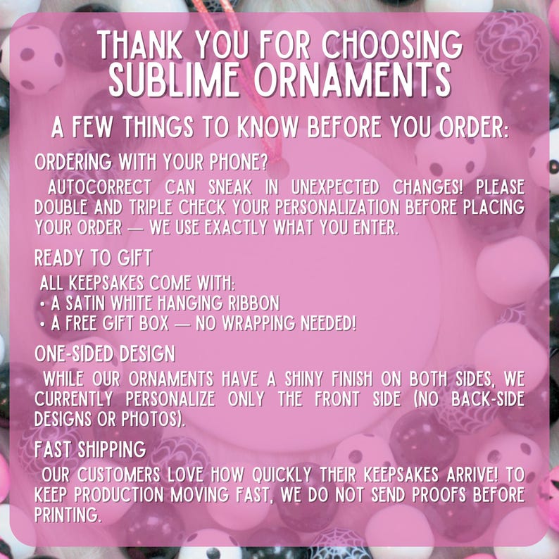 Pu&ograve; includere: Uno sfondo rosa con testo che recita "THANK YOU FOR CHOOSING SUBLIME ORNAMENTS." Ulteriore testo fornisce informazioni su ordini, confezioni regalo e spedizioni. Lo sfondo &egrave; decorato con ornamenti rosa e neri.