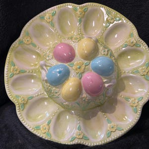 Plat vintage peint aux œufs à la diable. Motifs de lapin et de fleurs.
