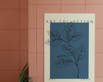 Puede incluir: Un póster blanco con acentos azules y negros que presenta un dibujo estilizado de una rama frondosa. El póster tiene el texto "ART COLLECTION EST 2023" impreso en él.