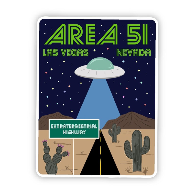 K&ouml;nnte beinhalten: Eine Retro-Illustration von Area 51 in Nevada. Das Bild zeigt ein gr&uuml;nes UFO, das &uuml;ber eine W&uuml;stenstra&szlig;e fliegt, mit einem Schild, auf dem "Extraterrestrial Highway" steht. Der Himmel ist dunkelblau mit wei&szlig;en Sternen und einem hellblauen Strahl, der vom UFO nach unten strahlt.