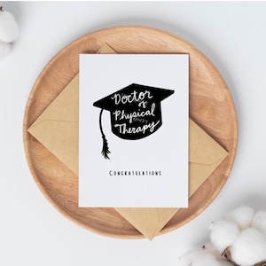 Félicitations docteur en physiothérapie | Casquette Diplômé | Carte de voeux et enveloppe, cadeau, Little MissPT | téléchargement numérique, auto-impression