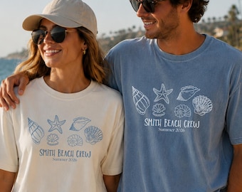 家族向けビーチバケーションシャツ、家族の名前入りカスタムサマーシーシェルズTシャツ、お揃いのファミリーシャツ、ビーチクルーシャツ、コンフォートカラーズサマーTシャツ