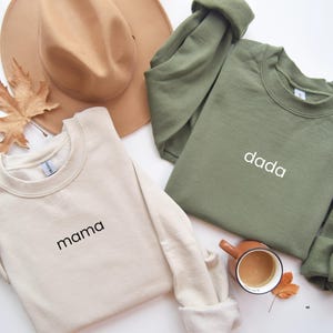Sudadera &quot;Mamá Papá&quot;, regalo para mamá primeriza, camiseta para anunciar el embarazo, atuendo para baby shower, camiseta &quot;Mamá Papá&quot; con tipografía sencilla, camiseta familiar a juego