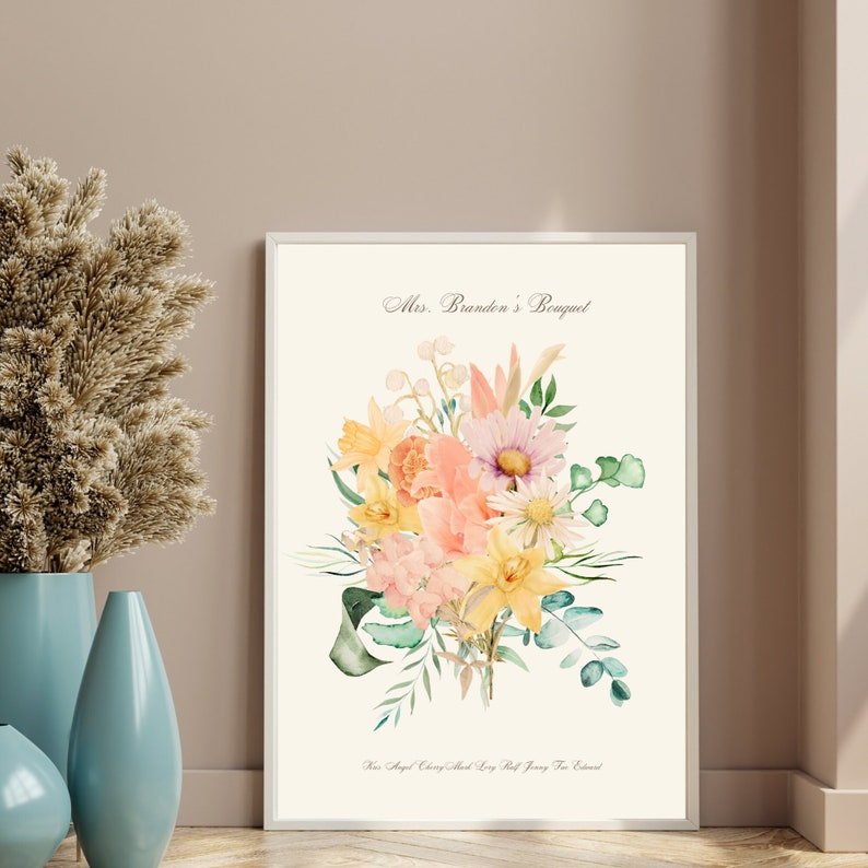 以下が含まれることがあります： ピンク、イエロー、グリーンの色合いの花束の水彩画。花束には「Mrs. Brandon's Bouquet」とラベルが貼られています。