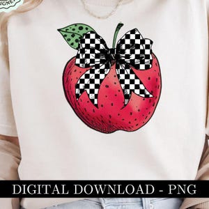 Puede incluir: Sudadera color crema con un gran gráfico de manzana roja con un lazo a cuadros blanco y negro. La manzana tiene una hoja verde con lunares negros. El texto "DIGITAL DOWNLOAD - PNG" está en la parte inferior.
