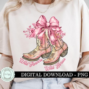 Fleurs sauvages, chevaux sauvages, bottes western à la mode PNG, conception de chemise rose avec noeud chinois, musique country, bottes florales noeud Grandmillenial POD DTF