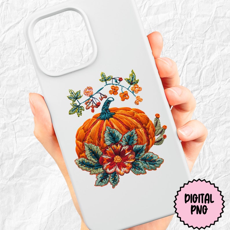 Peut inclure: Citrouille brod&eacute;e avec des feuilles vertes et une fleur rouge. La citrouille est orange et a une tige. Le motif est parfait pour la d&eacute;coration d'automne.