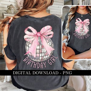 Op de afbeelding: Een donkergrijs T-shirt met een roze strik en een discobal-ontwerp. De tekst "Birthday Girl" is op het shirt gedrukt.