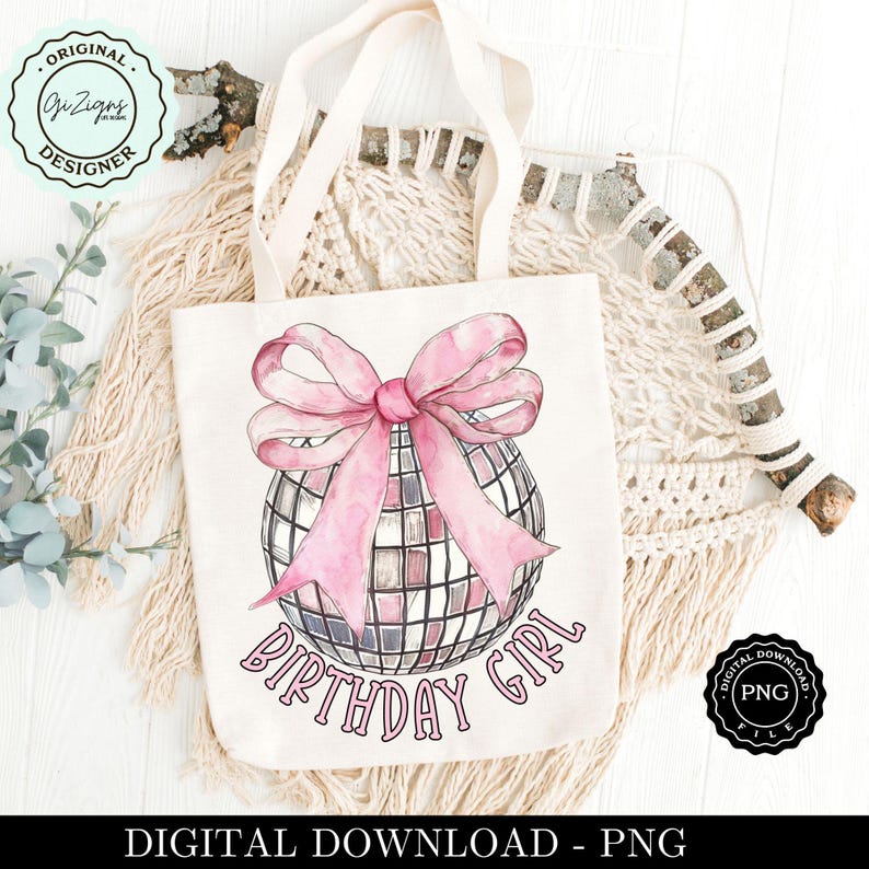 Op de afbeelding: Een witte tote bag met een roze en zilveren discobal met een roze strik erop. De tekst "Birthday Girl" staat onder de discobal.