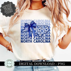 North Carolina PNG-Datei, North Carolina mit Schleife, North Carolina Coquette Blue Floral PNG, North Carolina Bögen png, Sublimation Shirt Design